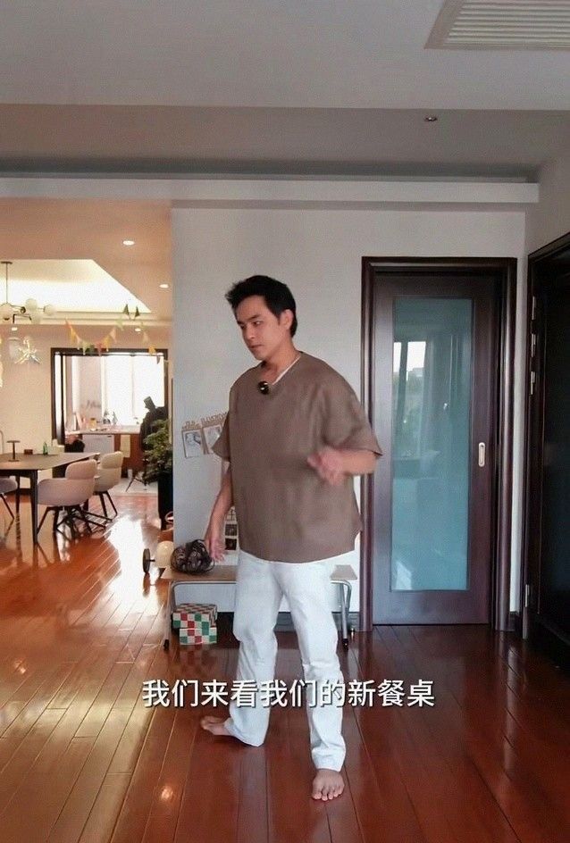 45岁男星秀上海新家 4万电视柜 15万沙发 没戏拍照样舒坦 - 家居知识