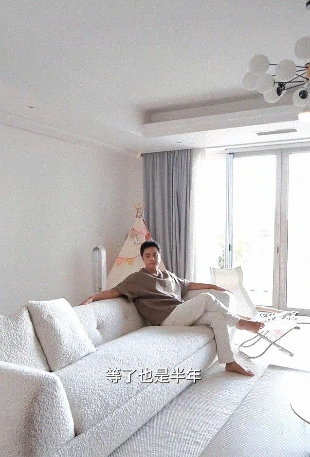 45岁男星秀上海新家 4万电视柜 15万沙发 没戏拍照样舒坦 - 家居知识