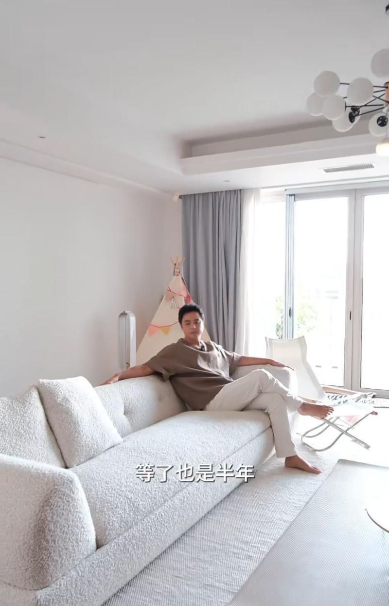 45岁男星上海租房住，定制4万电视柜15万沙发，没戏拍日子照样美 - 家居知识