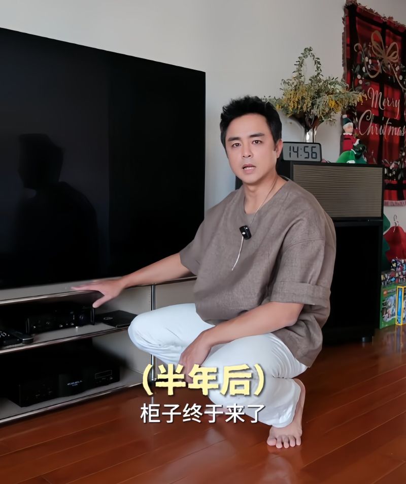 45岁男星上海租房住，定制4万电视柜15万沙发，没戏拍日子照样美 - 家居知识