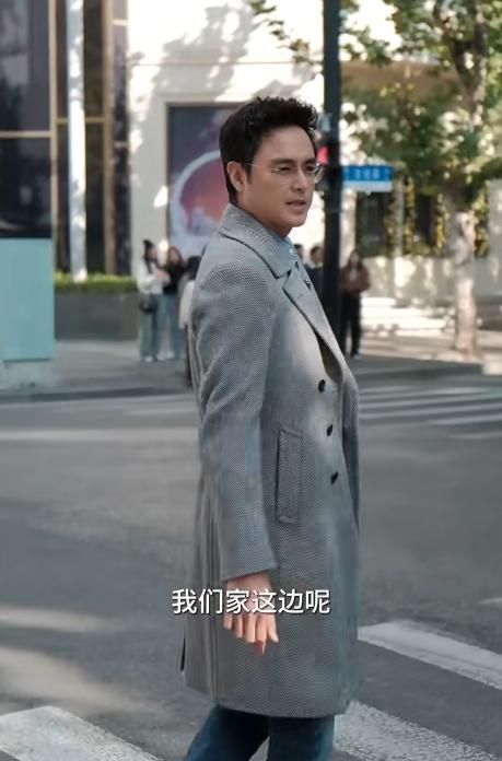 45岁男星上海租房住，定制4万电视柜15万沙发，没戏拍日子照样美 - 家居知识