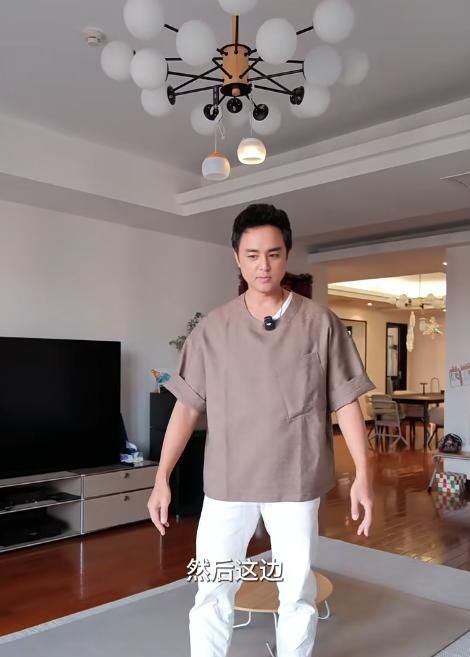 45岁男星上海租房住，定制4万电视柜15万沙发，没戏拍日子照样美 - 家居知识