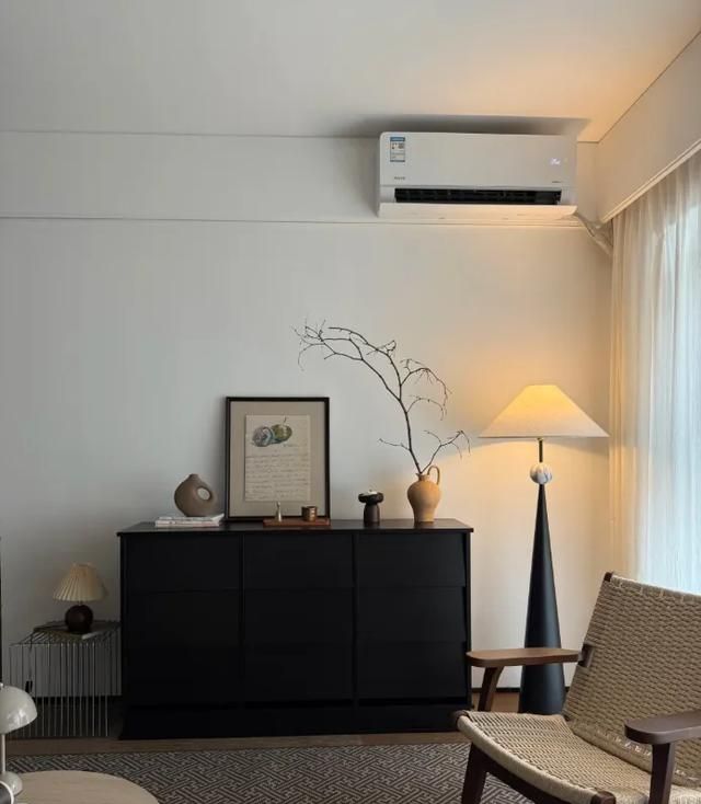 小户型必看!7招让大白墙秒变高级,不挂画也超有范儿 小户型必学!7种“大白墙高级用法”,不挂画也能出片! - 家居知识