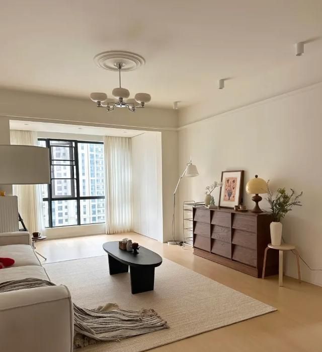 小户型必看!7招让大白墙秒变高级,不挂画也超有范儿 小户型必学!7种“大白墙高级用法”,不挂画也能出片! - 家居知识