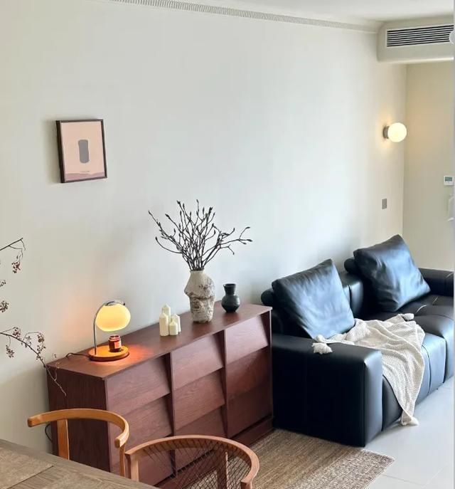 小户型必看!7招让大白墙秒变高级,不挂画也超有范儿 小户型必学!7种“大白墙高级用法”,不挂画也能出片! - 家居知识