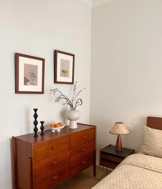 小户型必看!7招让大白墙秒变高级,不挂画也超有范儿 小户型必学!7种“大白墙高级用法”,不挂画也能出片! - 家居知识