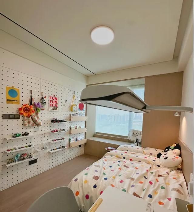 小户型必看!7招让大白墙秒变高级,不挂画也超有范儿 小户型必学!7种“大白墙高级用法”,不挂画也能出片! - 家居知识