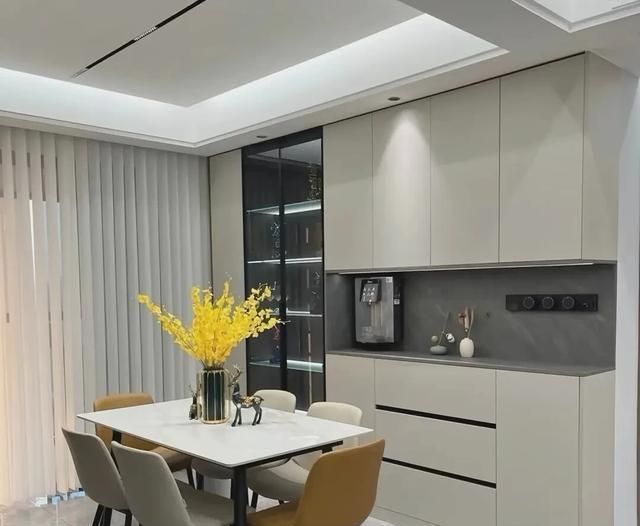 全屋定制餐边柜这样做,效果惊艳人人夸! 看到此文,心里有谱了,全屋定制餐边柜就这样做,这效果谁看谁夸 - 家居知识