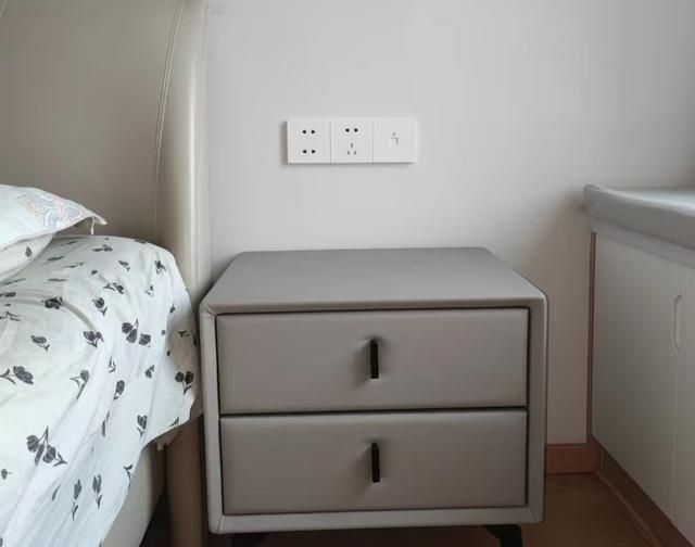 年轻人为何抛弃床头柜?这些新式设计更受欢迎 “床头柜”已逐渐退出中国家庭!看看年轻人的新做法,美观又实用 - 家居知识