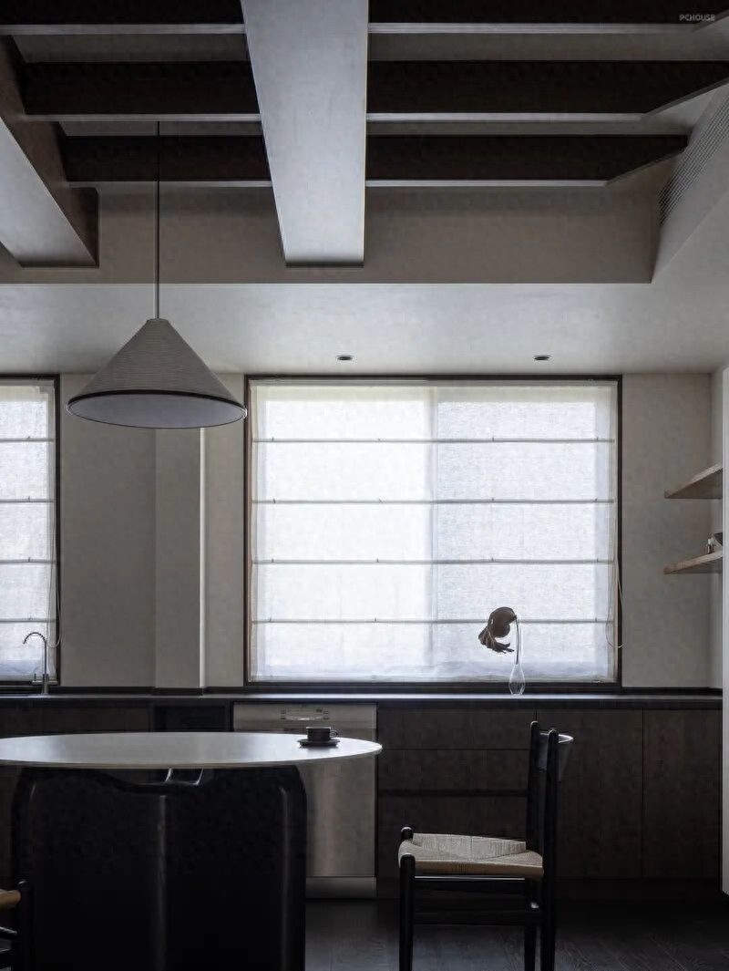 40岁大姐巧融侘寂风与新中式，打造清静治愈家