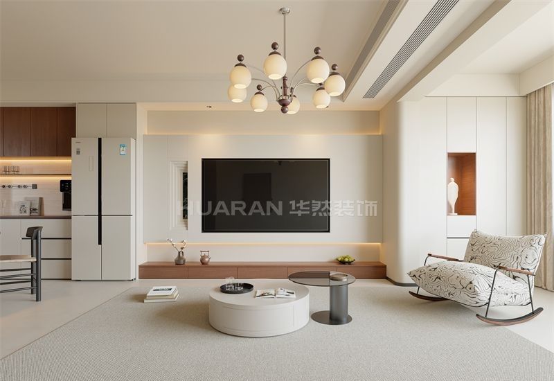 硬装设计化繁为简，无主灯照明系统搭配平顶天花，构建现代简约的空间骨架。点睛之笔在于精心挑选的复古元素——做旧处理的实木边柜展现时光痕迹，黄铜吊灯散发怀旧光芒，这些细节有效中和了现代空间的冷感。