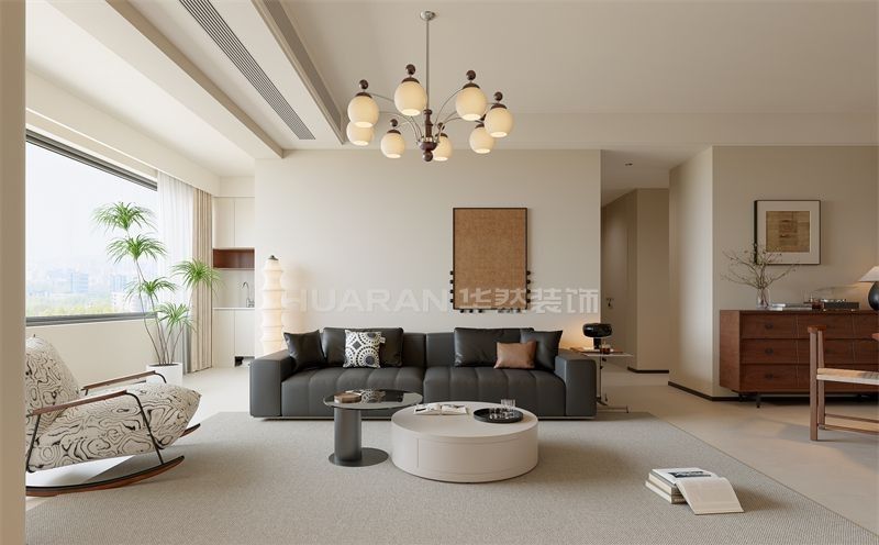 硬装设计化繁为简，无主灯照明系统搭配平顶天花，构建现代简约的空间骨架。点睛之笔在于精心挑选的复古元素——做旧处理的实木边柜展现时光痕迹，黄铜吊灯散发怀旧光芒，这些细节有效中和了现代空间的冷感。