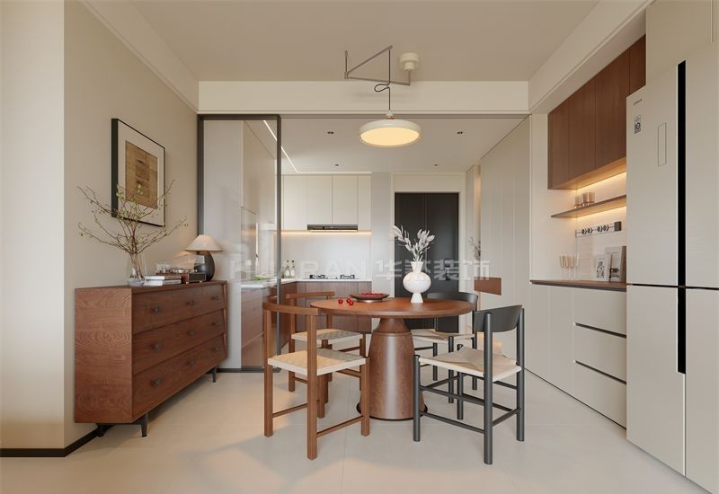 硬装设计化繁为简，无主灯照明系统搭配平顶天花，构建现代简约的空间骨架。点睛之笔在于精心挑选的复古元素——做旧处理的实木边柜展现时光痕迹，黄铜吊灯散发怀旧光芒，这些细节有效中和了现代空间的冷感。