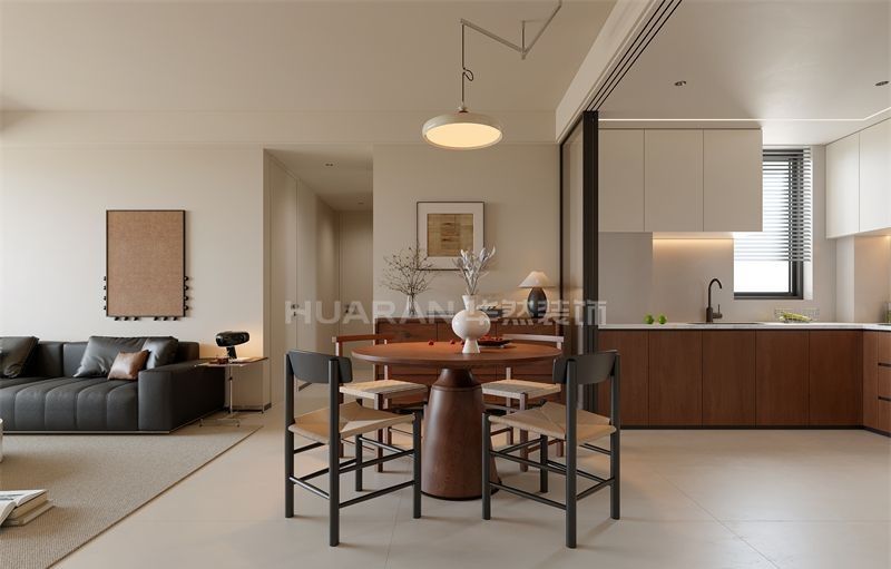 硬装设计化繁为简，无主灯照明系统搭配平顶天花，构建现代简约的空间骨架。点睛之笔在于精心挑选的复古元素——做旧处理的实木边柜展现时光痕迹，黄铜吊灯散发怀旧光芒，这些细节有效中和了现代空间的冷感。