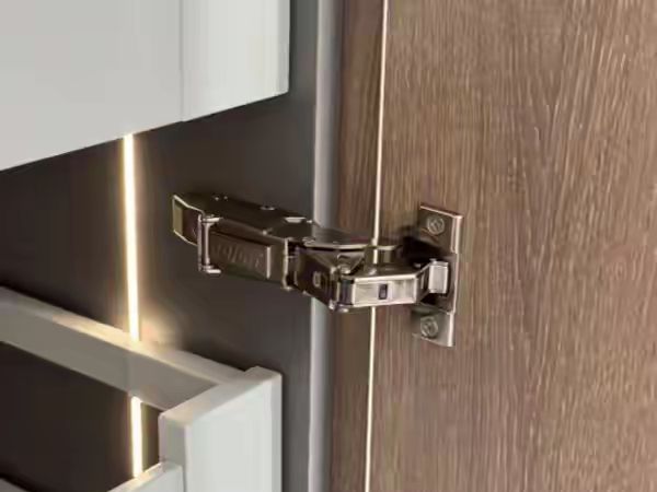 高级感定制衣柜全攻略,设计细节与完美落地指南 打造高级感定制衣柜:从设计到细节的完美演绎指南! - 家居知识