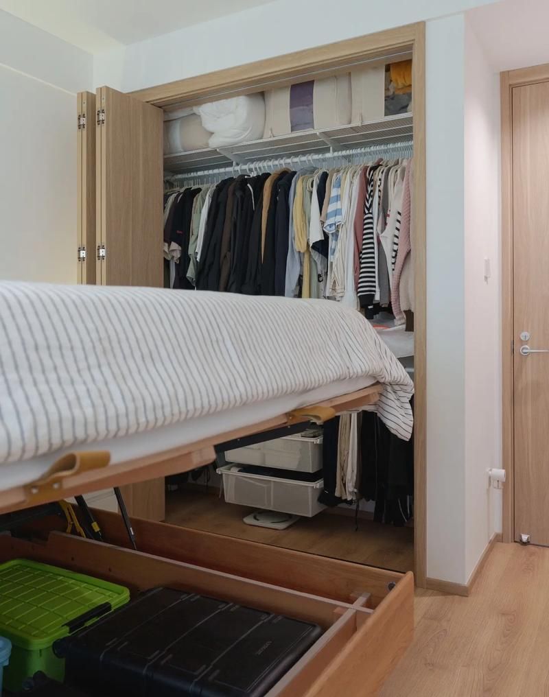 鸡肋次卧秒变全能衣帽间!收纳扩容10㎡的改造秘籍 “鸡肋”次卧别浪费!改造成全能衣帽间,收纳力堪比多买10平米 - 家居知识