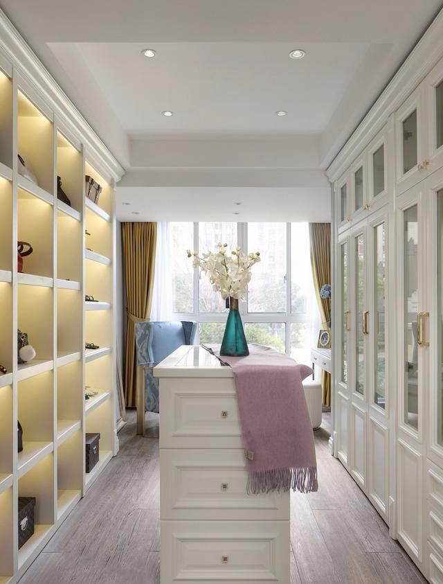 鸡肋次卧秒变全能衣帽间!收纳扩容10㎡的改造秘籍 “鸡肋”次卧别浪费!改造成全能衣帽间,收纳力堪比多买10平米 - 家居知识