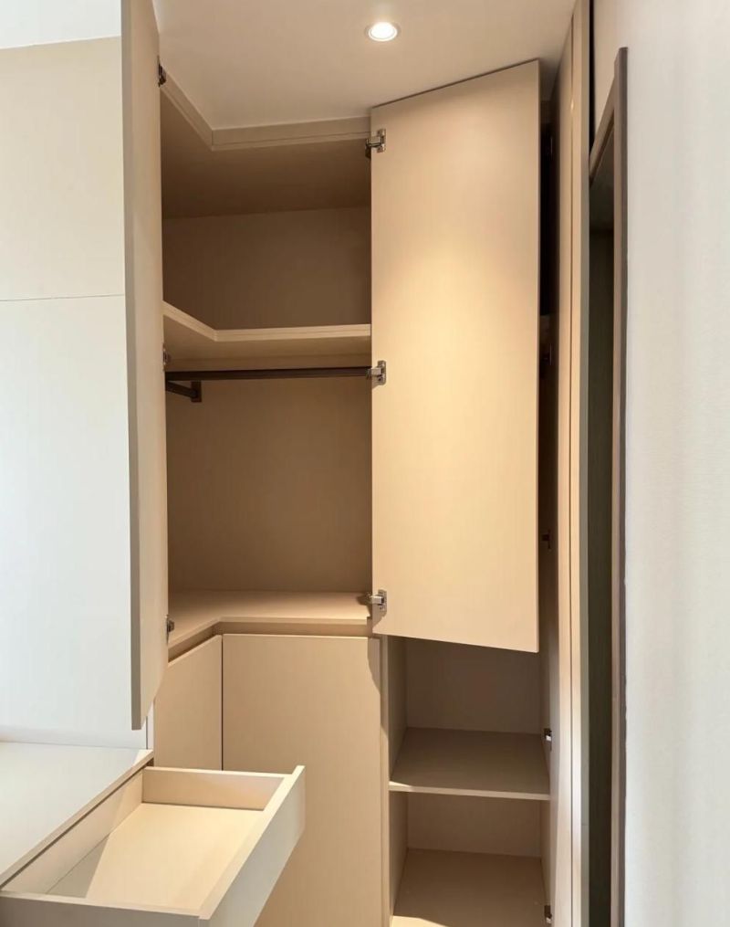鸡肋次卧秒变全能衣帽间!收纳扩容10㎡的改造秘籍 “鸡肋”次卧别浪费!改造成全能衣帽间,收纳力堪比多买10平米 - 家居知识