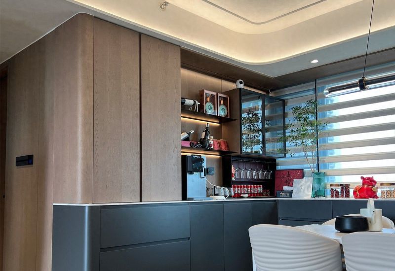 奶油风全屋定制，餐边柜与飘窗一体设计打造治愈系美家