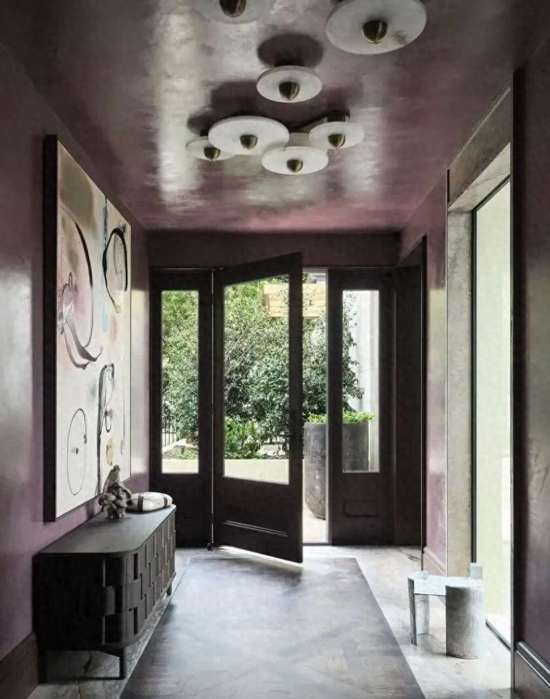 低调奢华的现代哥特风住宅，暗调美学与当代设计的完美融合