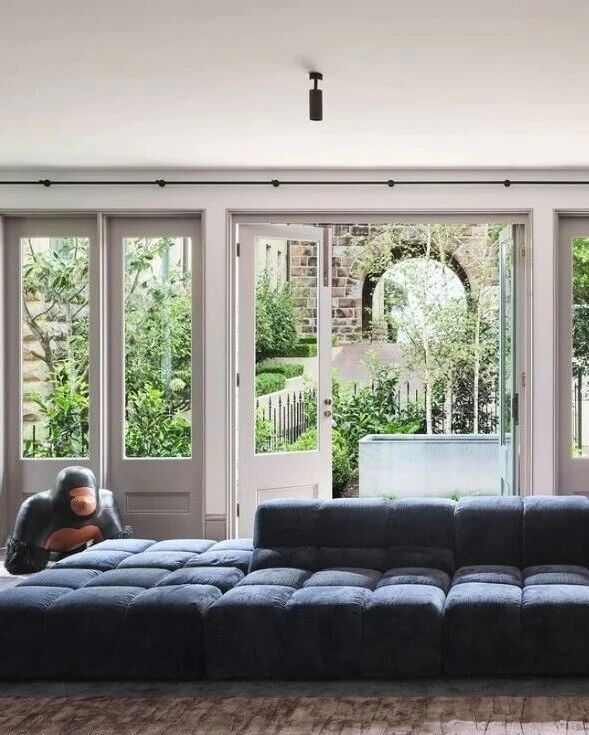 低调奢华的现代哥特风住宅,暗调美学与当代设计的完美融合 低调奢华的现代哥特风住宅 - 家居知识