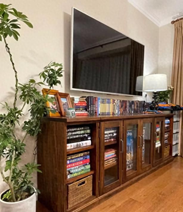 北京夫妻美式书香客厅走红，满墙书籍打造温润质感家