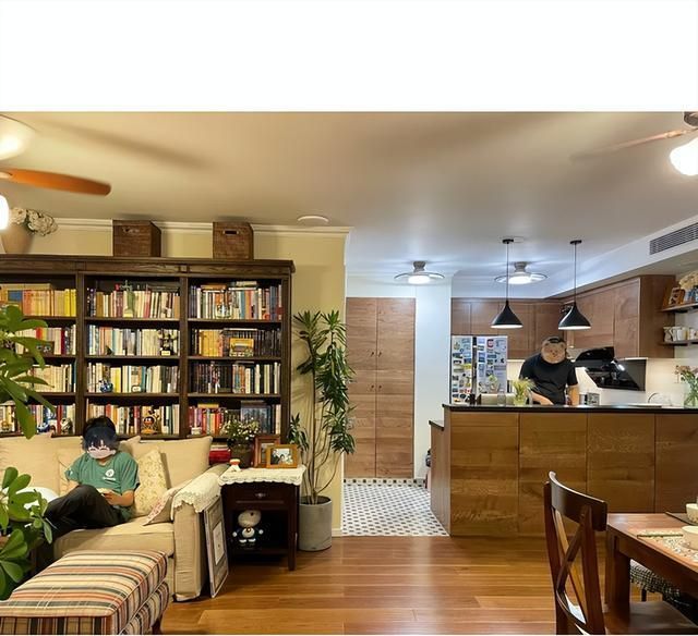 北京夫妻美式书香客厅走红,满墙书籍打造温润质感家 北京一夫妻的家火了,质感温润的美式装修?整个客厅满墙的书 - 家居知识