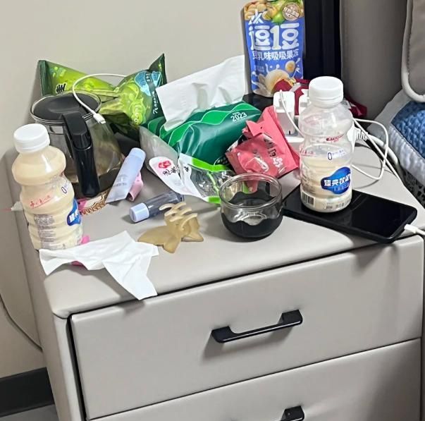 “床头柜”渐渐退出中国家庭！看了隔壁邻居的做法，想砸掉重装了 - 家居知识