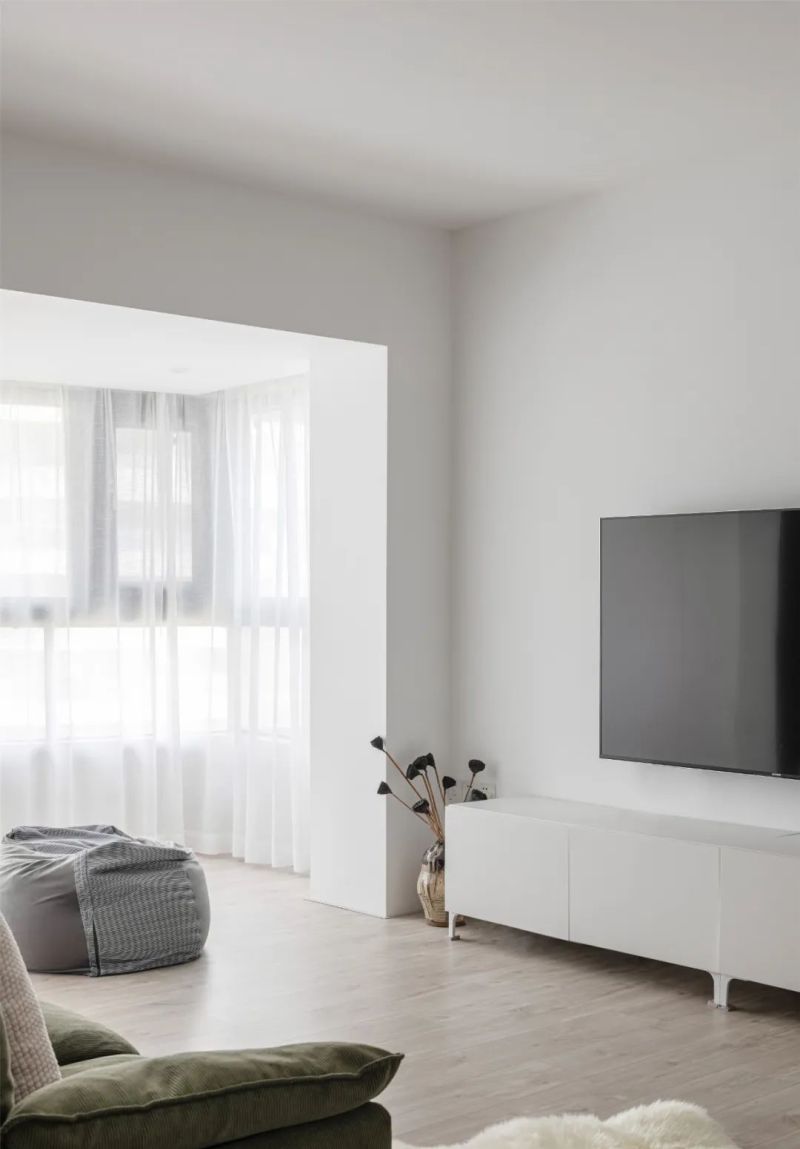 176㎡现代极简风宅,复古元素与绿植共筑惬意生活空间 176㎡现代极简风,复古范的元素+绿植装饰,满屋惬意的设计 - 家居知识