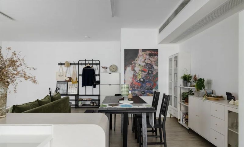 176㎡现代极简风宅,复古元素与绿植共筑惬意生活空间 176㎡现代极简风,复古范的元素+绿植装饰,满屋惬意的设计 - 家居知识