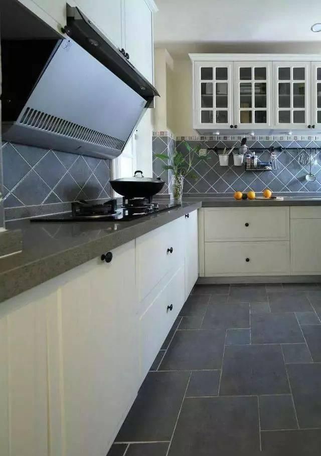 76平美式风小户型设计,卡座餐厅+收纳电视墙打造实用空间 76平美式风小户型设计,卡座餐厅加收纳款电视墙太实用 - 家居知识