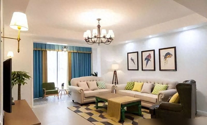 146平美式风四居室，暖色调灯光与墙面打造温馨家居空间