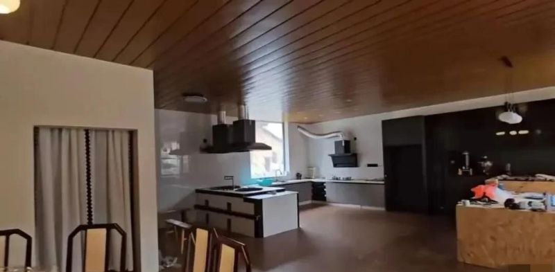 2026年首桩祸事?破旧老宅竟被爆改成轻奢豪宅引热议 2026年闯的第一个弥天大祸?家里破旧老房子被爆改成了轻奢风 - 家居知识