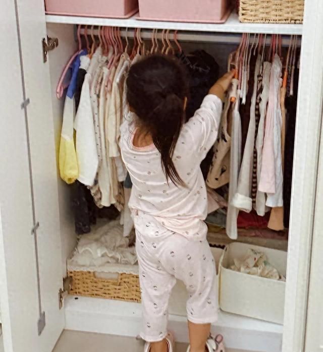 年轻人创意薄柜设计，巧妙化解小户型收纳难题