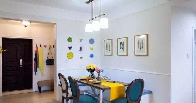 146平美式风四居室，暖色调灯光与墙面打造温馨家居