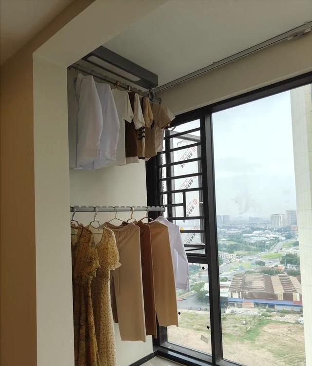 入住后才知阳台采光好却被浪费,学闺蜜这样设计才实用 入住了才知。家里采光最好的阳台被浪费了,学闺蜜设计那才叫实用 - 家居知识