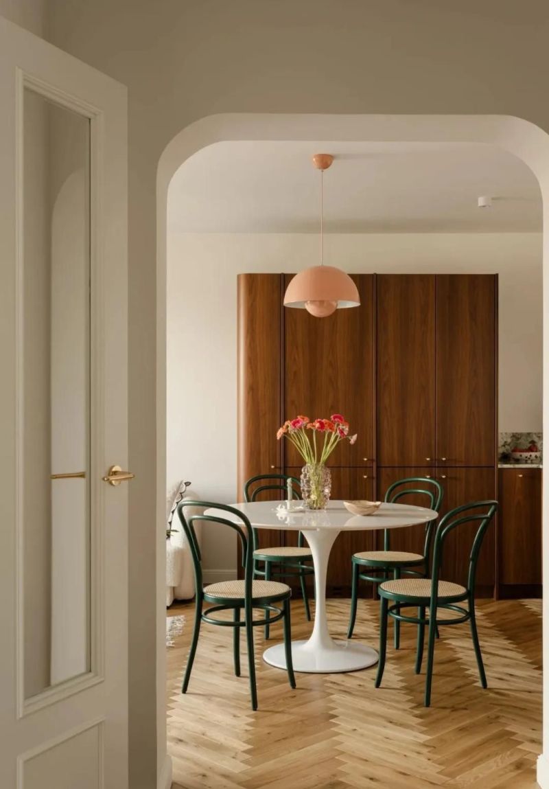 56㎡老破小逆袭复古法式风,优雅改造惊艳全网! 复古优雅法式风,谁敢信她家之前是56㎡老破小? - 家居知识