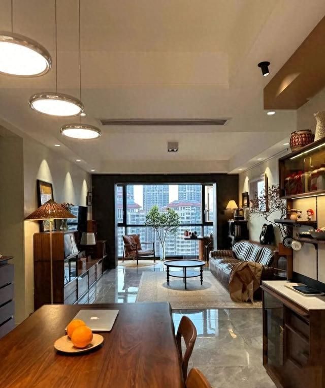 一对夫妻的暖调美式家：皮沙发配洗墙灯，窗边留了一个人的发呆位 - 今日头条