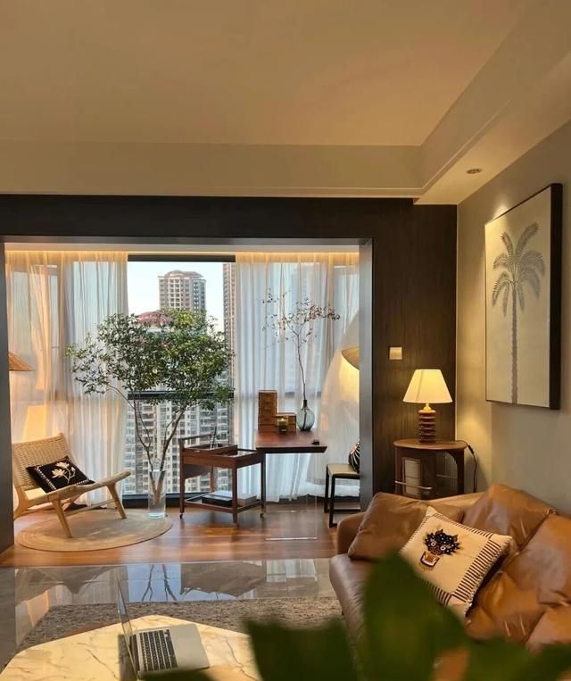 一对夫妻的暖调美式家:皮沙发配洗墙灯,窗边留了一个人的发呆位 - 今日头条 一对夫妻的暖调美式家:皮沙发配洗墙灯,窗边留了一个人的发呆位 - 家居知识