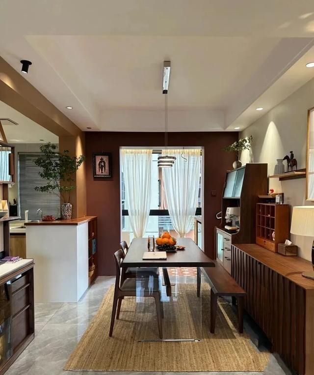 一对夫妻的暖调美式家:皮沙发配洗墙灯,窗边留了一个人的发呆位 - 今日头条 一对夫妻的暖调美式家:皮沙发配洗墙灯,窗边留了一个人的发呆位 - 家居知识