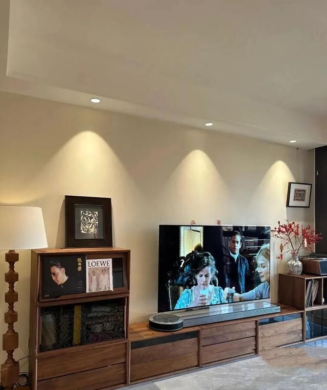 一对夫妻的暖调美式家:皮沙发配洗墙灯,窗边留了一个人的发呆位 - 今日头条 一对夫妻的暖调美式家:皮沙发配洗墙灯,窗边留了一个人的发呆位 - 家居知识