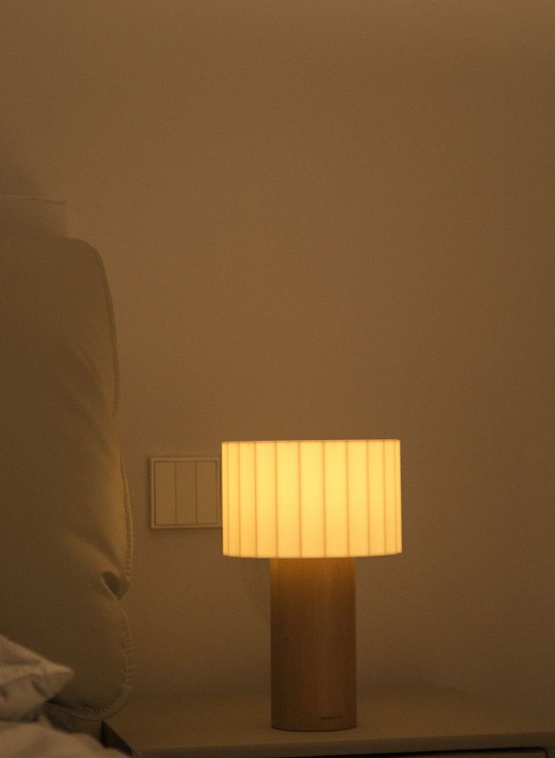 北欧简约的冷调与原木温息碰撞,一盏台灯晕开自然与极简的优雅共 - 今日头条 北欧简约的冷调与原木温息碰撞,一盏台灯晕开自然与极简的优雅共 - 家居知识