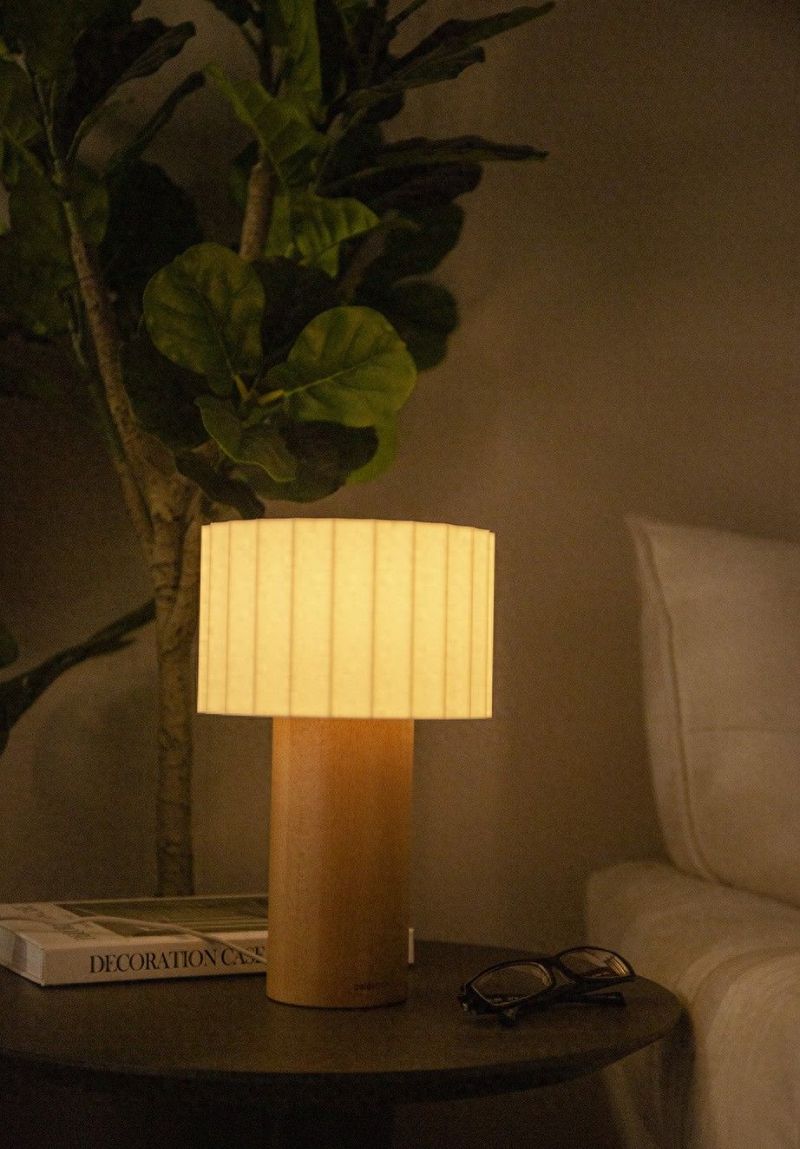 北欧简约的冷调与原木温息碰撞，一盏台灯晕开自然与极简的优雅共 - 今日头条