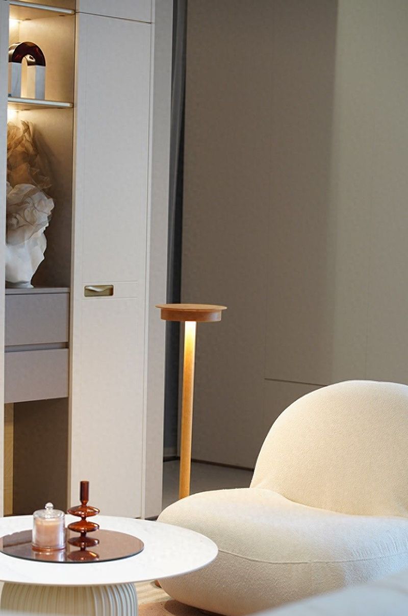 北欧风几落地灯：清冷骨相嵌暖光，冷调与柔暖的优雅碰撞 - 今日头条