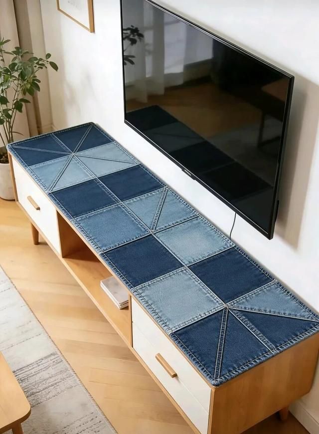 旧牛仔裤变身高级定制!手把手教你用碎布改造客厅电视柜 旧牛仔裤别扔!我用几块碎布,给客厅电视柜缝了条“高级定制” - 家居知识