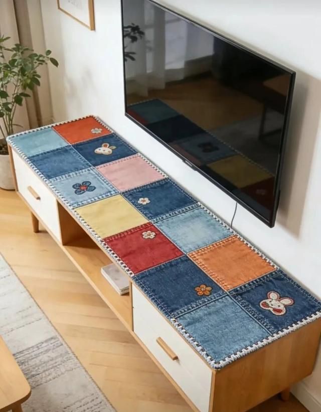 旧牛仔裤变身高级定制!手把手教你用碎布改造客厅电视柜 旧牛仔裤别扔!我用几块碎布,给客厅电视柜缝了条“高级定制” - 家居知识