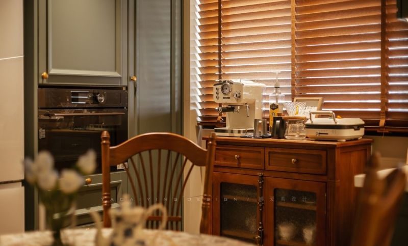 姐姐耗时4个月打造美式新家,完工效果温馨又高级,邻居羡慕不已! 姐姐花4个月把家装成美式,完工后场面极度温馨高级,太有远见了 - 家居知识