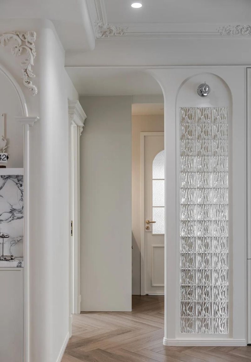 法式风格神改造!无电视墙+次卧打通,空间瞬间放大效果惊艳 法式风格神思路!无电视墙+次卧打通,视觉效果直接拉满显大! - 家居知识