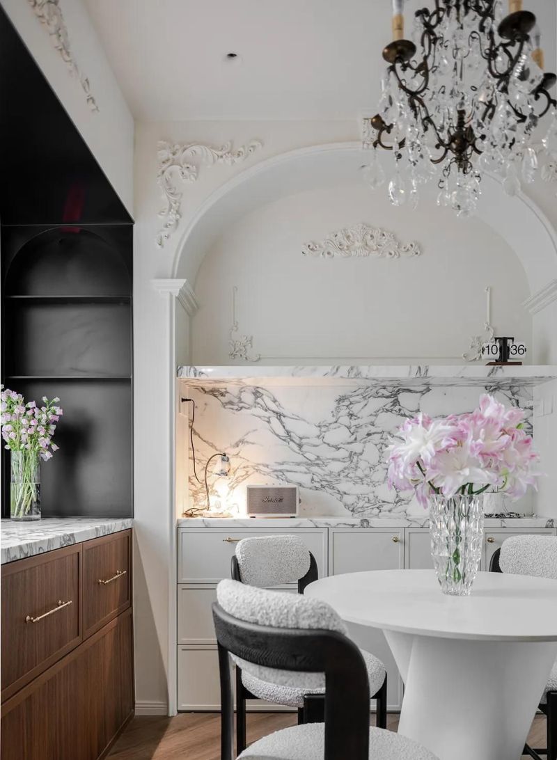 法式风格神改造!无电视墙+次卧打通,空间瞬间放大效果惊艳 法式风格神思路!无电视墙+次卧打通,视觉效果直接拉满显大! - 家居知识