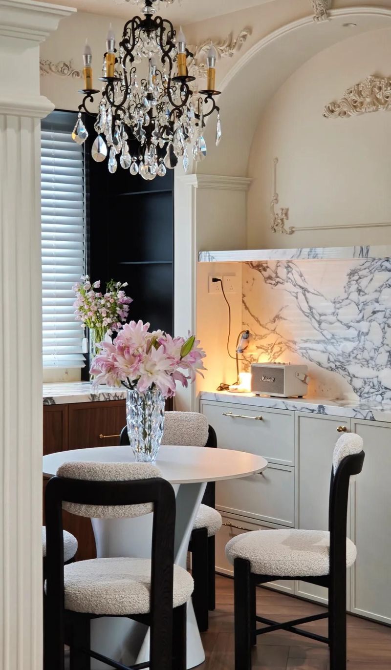 法式风格神改造!无电视墙+次卧打通,空间瞬间放大效果惊艳 法式风格神思路!无电视墙+次卧打通,视觉效果直接拉满显大! - 家居知识